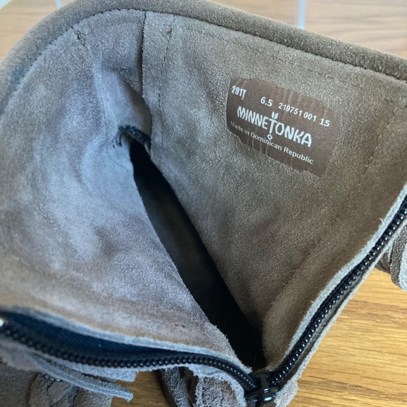 Minnetonka Suede Fringe Moccasin Booties Women's Size 6.5 Tan Suede - Picture 4 of 9